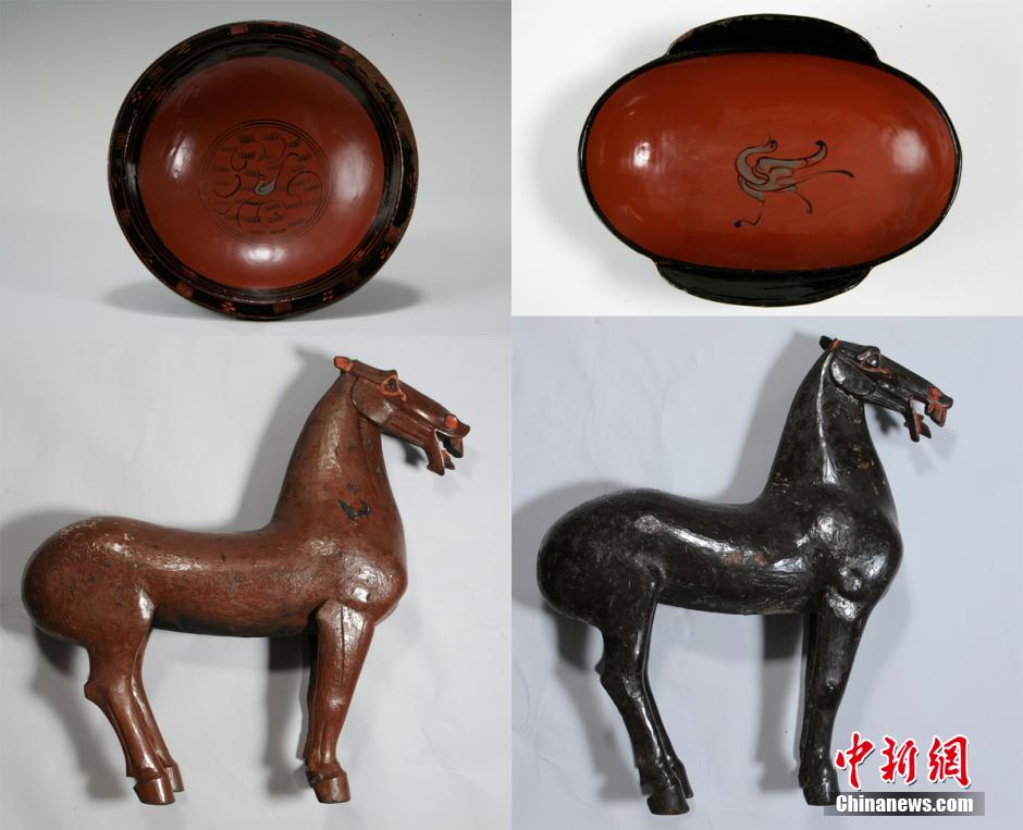 圖為出土漆器240余件，器形有耳杯、奩、幾、盤(pán)、盒、俑、馬等。