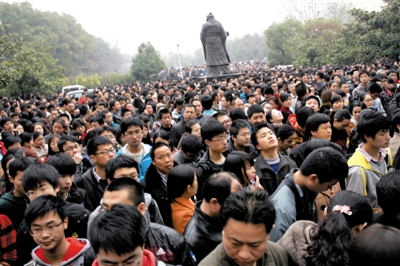 去年3月16日，武漢華中科技大學，“北約”、“華約”、“卓越”聯(lián)盟自主招生選拔考試湖北考點，考生等待進場。 圖/CFP