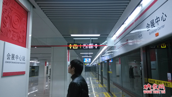 會展中心站，兩塊牌子的站點名稱英文翻譯也不相同