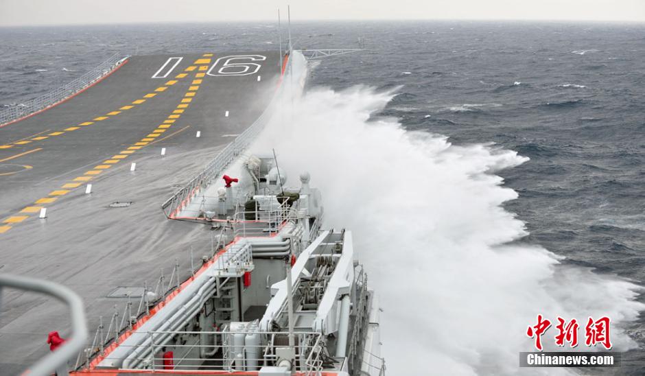 圖為遼寧艦利用南海海域自然條件進(jìn)行大風(fēng)浪航行試驗(yàn)。中新社發(fā) 胡鍇冰 攝