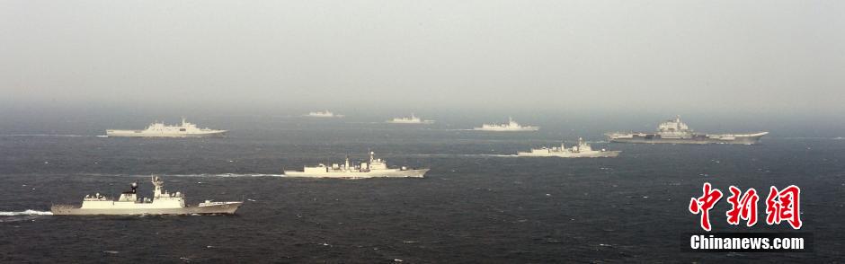 圖為遼寧艦與水面艦艇進(jìn)行協(xié)同訓(xùn)練。中新社發(fā) 李靖 攝