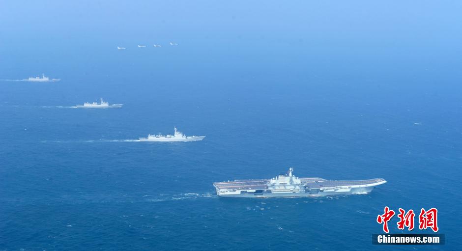 圖為遼寧艦與水面艦艇、飛機(jī)進(jìn)行協(xié)同訓(xùn)練。中新社發(fā) 胡鍇冰 攝