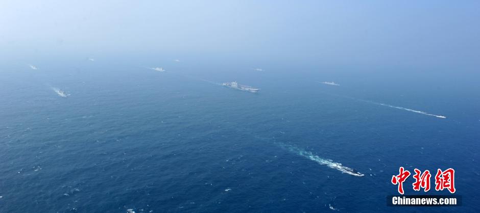 圖為遼寧艦與水面艦艇進(jìn)行協(xié)同訓(xùn)練。中新社發(fā) 李靖 攝