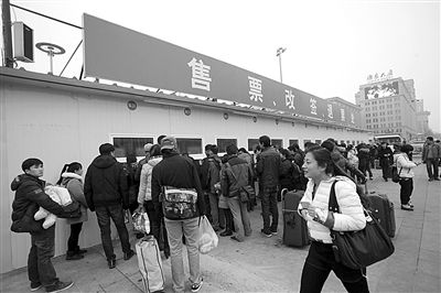 1月6日，北京站搭建完畢的臨時售票處已經(jīng)投入使用。今年春運期間，北京鐵路局共開設(shè)售票窗口3421個，同比增加150個。新京報記者