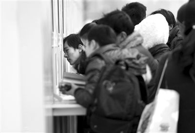 1月6日，旅客在北京站臨時售票處排隊購票。新京報記者