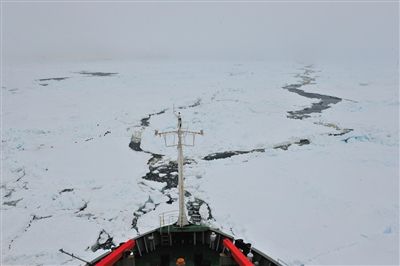 7日17時50分許，“雪龍”號船頭冰面裂開一條水道，“雪龍”號趁機迅速穿過。