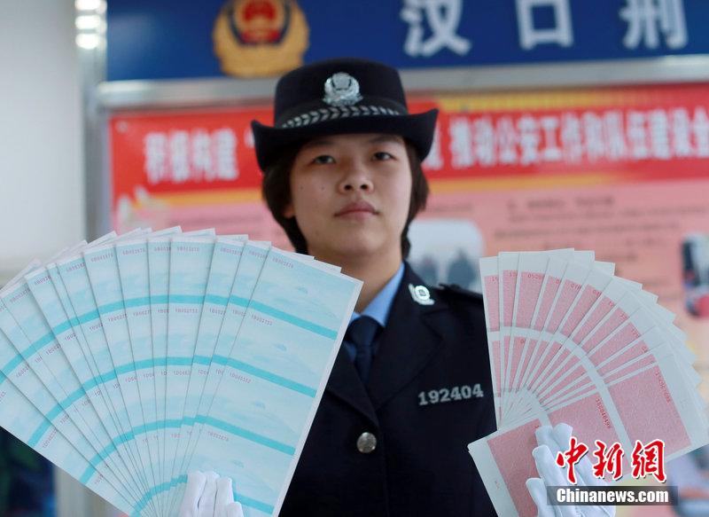 武漢鐵路公安局辦案民警展示空白假火車(chē)票。