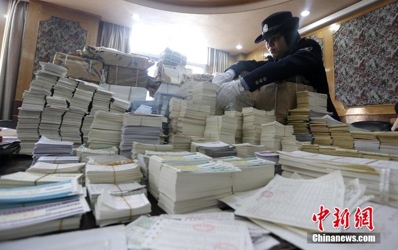 湖北省武漢市，民警清點(diǎn)大量非法制作的成品，半成品假票和制假工具。