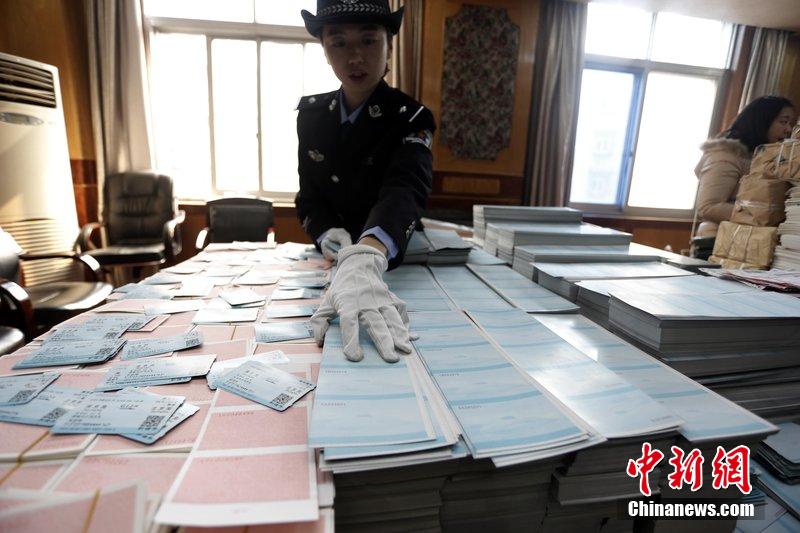 湖北省武漢市，民警清點(diǎn)大量非法制作的成品，半成品假票和制假工具。