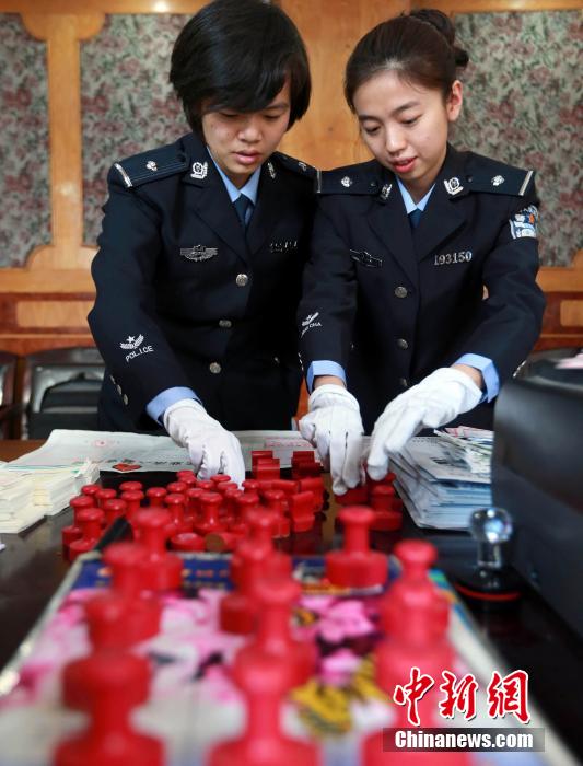 圖為清點(diǎn)查獲大量假火車(chē)票和制販工具。
