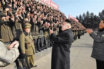 朝中社1月15日發(fā)布的圖片顯示，朝鮮最高領(lǐng)導(dǎo)人金正恩視察位于平安南道的國家科學(xué)院，與科研人員會(huì)面。