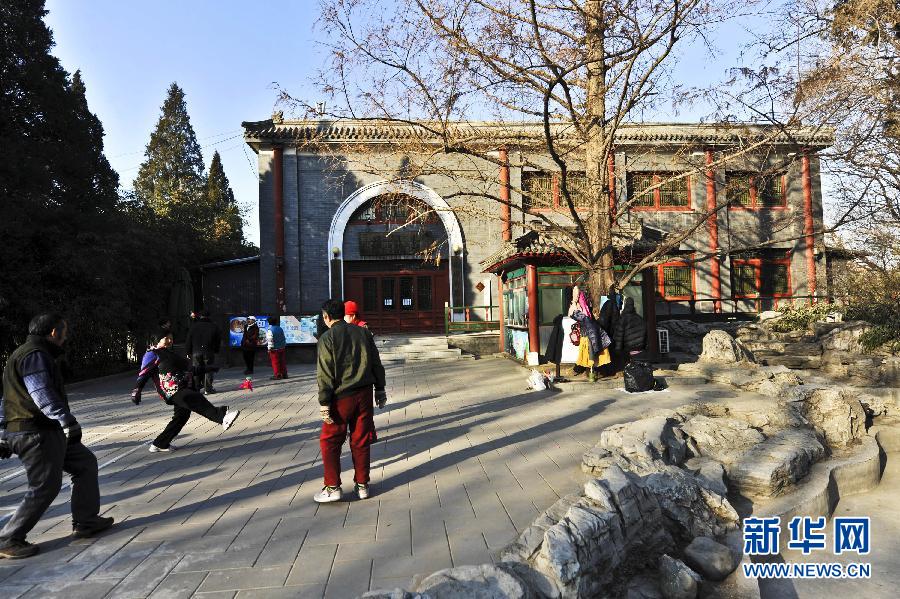 1月15日，市民在北京北海公園內(nèi)的上林苑飯莊門前晨練。