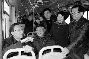 繆瑞林在車上與市民、乘委會(huì)委員交流 通訊員 卜照雪 攝