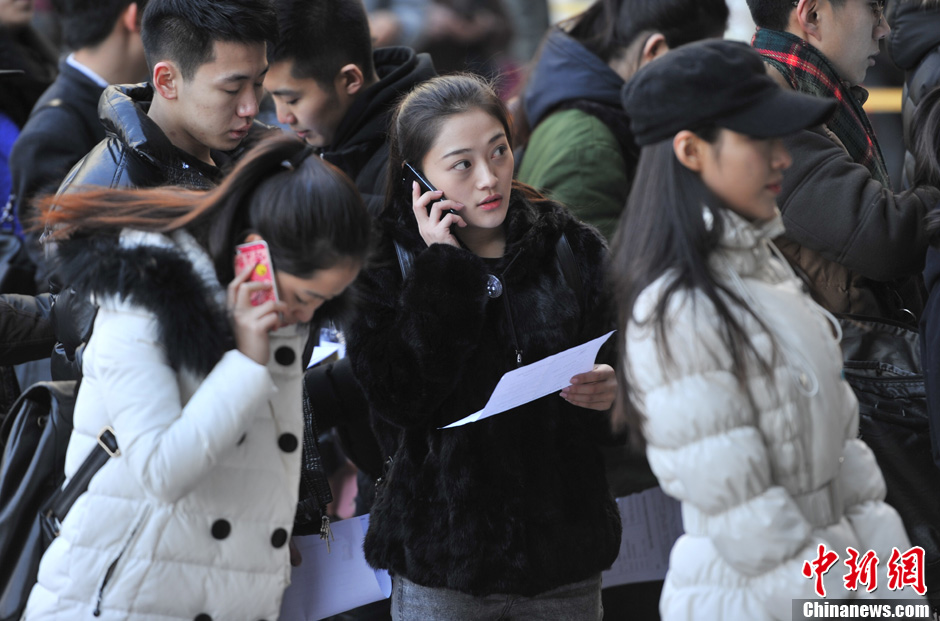圖為表演系考生走出考場(chǎng)。