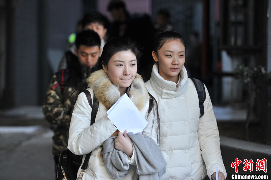 圖為表演系考生走出考場(chǎng)。