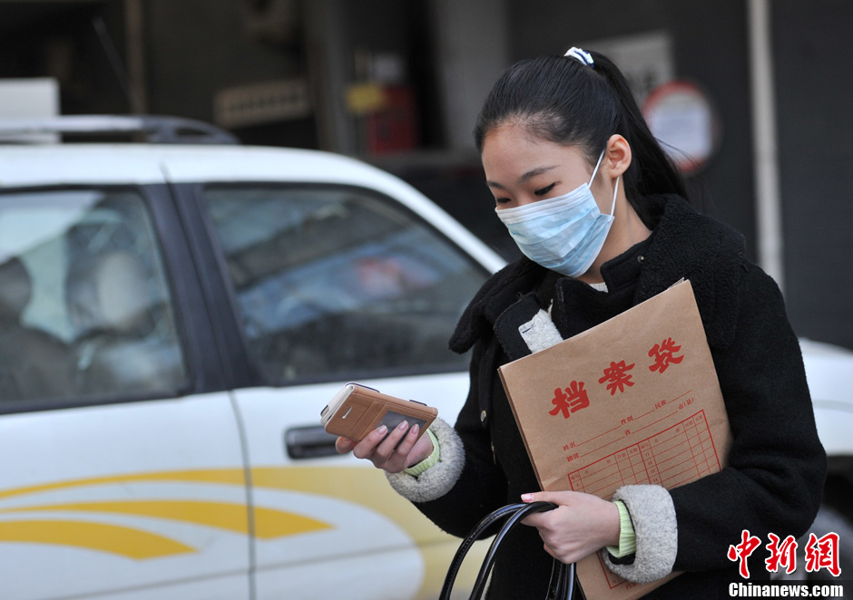 圖為表演系考生走出考場(chǎng)。
