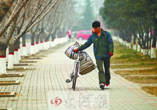 走在校園的小路上，帥氣的單車是我同伴，鼓鼓的行囊盛不下父母深深的惦念。