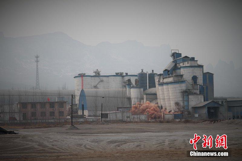 　2014年2月17日，石家莊市再次啟動壓減水泥過剩產(chǎn)能、治理大氣污染水泥企業(yè)集中爆破拆除行動。