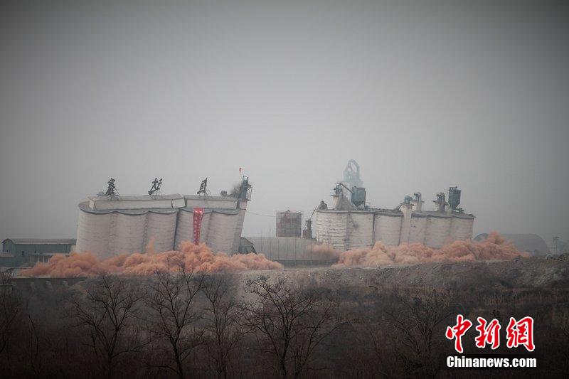 　2014年2月17日，石家莊市再次啟動壓減水泥過剩產(chǎn)能、治理大氣污染水泥企業(yè)集中爆破拆除行動。