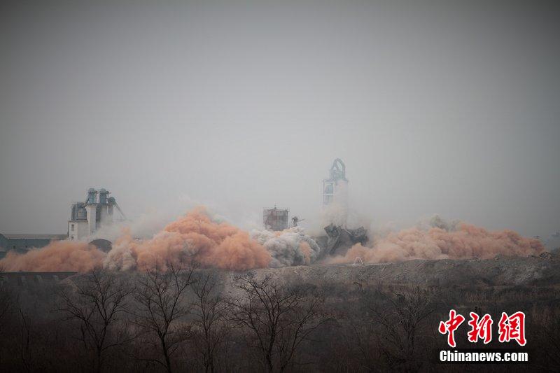 　2014年2月17日，石家莊市再次啟動壓減水泥過剩產(chǎn)能、治理大氣污染水泥企業(yè)集中爆破拆除行動。