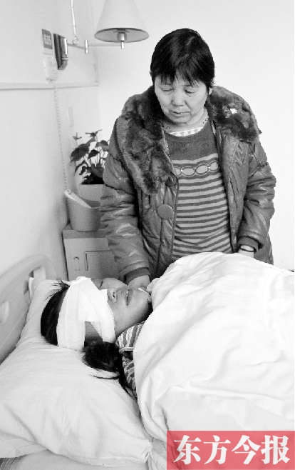 17日，52歲的王美蘭在做完眼角膜移植手術(shù)后躺在病床上休息