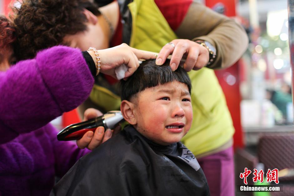 二月二龍?zhí)ь^ 娃娃“剃龍頭”萌態(tài)百出 二月二龍?zhí)ь^ 娃娃“剃龍頭”萌態(tài)百出