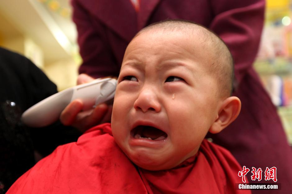 二月二龍?zhí)ь^ 娃娃“剃龍頭”萌態(tài)百出 二月二龍?zhí)ь^ 娃娃“剃龍頭”萌態(tài)百出