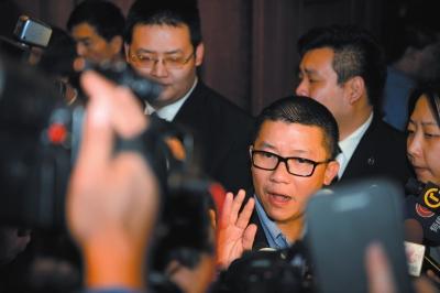 3月10日23時許，與馬航失聯(lián)航班部分乘客家屬乘坐同一航班的乘客在北京首都機場辦理值機手續(xù)。新華社