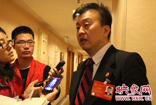 全國(guó)人大代表、中央電視臺(tái)綜藝頻道節(jié)目組主持人、河南省青聯(lián)榮譽(yù)副主席張澤群
