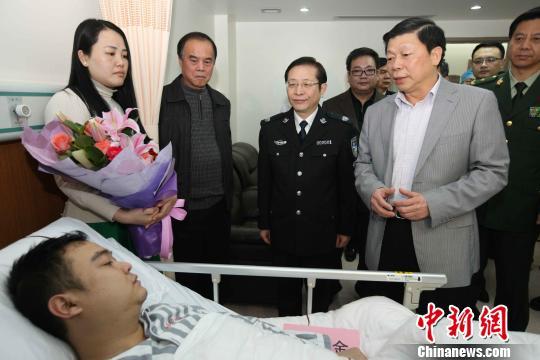 廣西壯族自治區(qū)黨委常委、政法委書(shū)記溫卡華看望唐蔚宣。