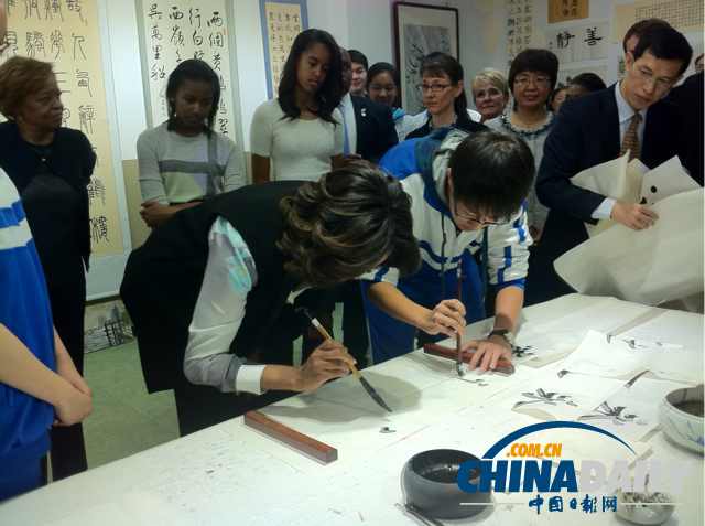 　北京時(shí)間3月21日，美國(guó)第一夫人米歇爾參觀北師大二附中時(shí)，與學(xué)生一起練習(xí)書法。