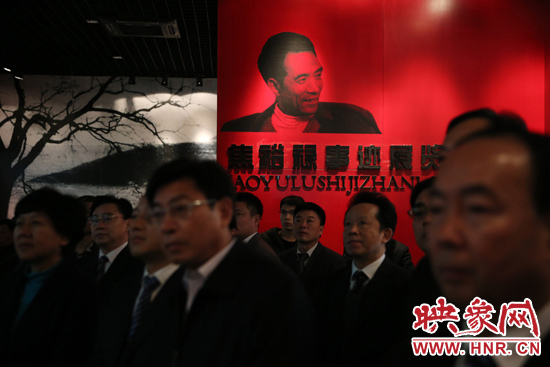 在焦裕祿紀(jì)念館，參觀的人絡(luò)繹不絕，一批批來(lái)自全國(guó)各地的黨員干部前來(lái)學(xué)習(xí)焦裕祿事跡