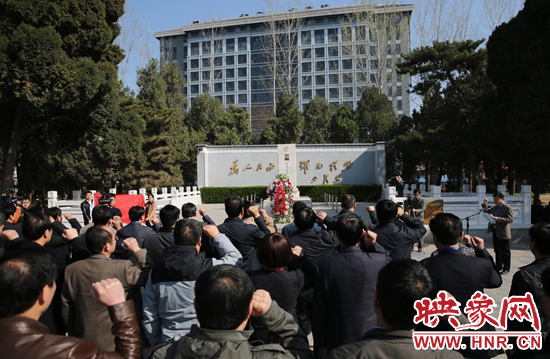 在焦裕祿紀(jì)念館，參觀的人絡(luò)繹不絕，一批批來(lái)自全國(guó)各地的黨員干部前來(lái)學(xué)習(xí)焦裕祿事跡