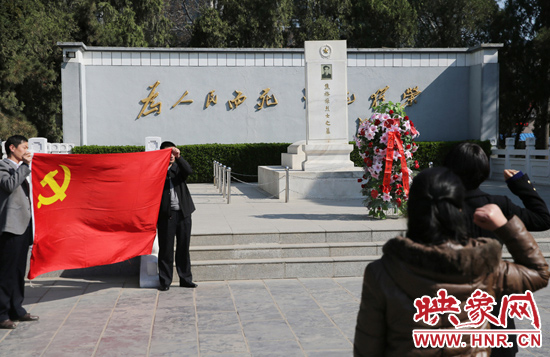 在焦裕祿紀(jì)念園，來(lái)自河南的黨員干部在焦陵前宣誓。