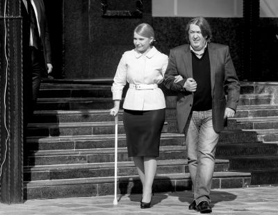 3月27日，烏克蘭基輔，前總理季莫申科在朋友的陪伴下赴新聞發(fā)布會現(xiàn)場，宣布將參加烏克蘭總統(tǒng)選舉。