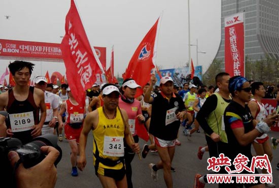 目前在鄭開大道上，一場角逐正在展開。