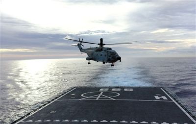 3月29日，一架艦載直升機從井岡山艦起飛執(zhí)行搜索任務。當天，海軍井岡山艦抵達南印度洋新任務區(qū)開始搜索。 新華社發(fā)