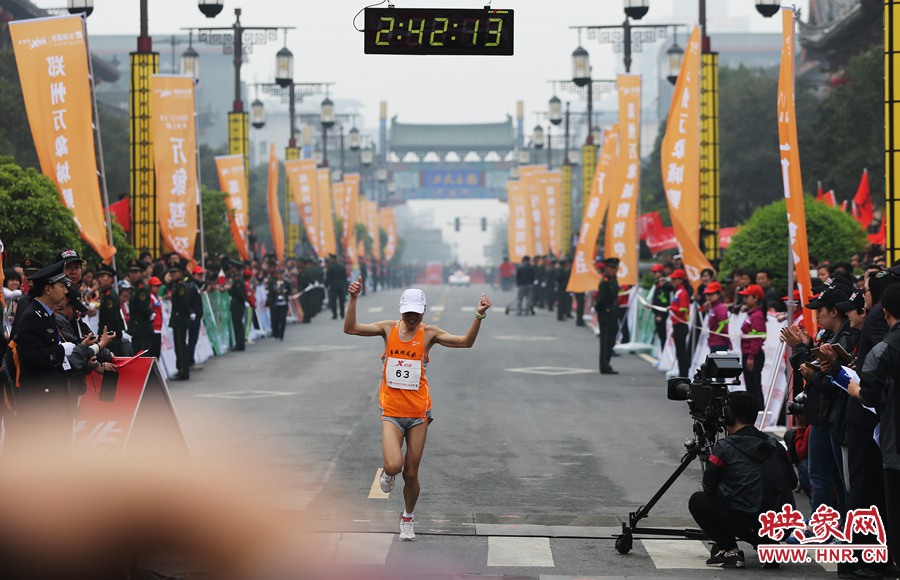 一名選手抵達(dá)終點(diǎn)后，高舉雙手慶祝。