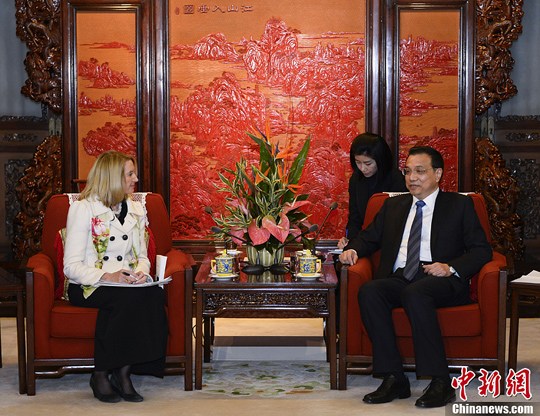 中國(guó)國(guó)務(wù)院總理李克強(qiáng)在北京中南海紫光閣會(huì)見了美國(guó)《科學(xué)》雜志主編瑪西婭·納特一行。