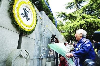 幸存者和遇難者遺屬昨在紀念館“哭墻”前獻花。