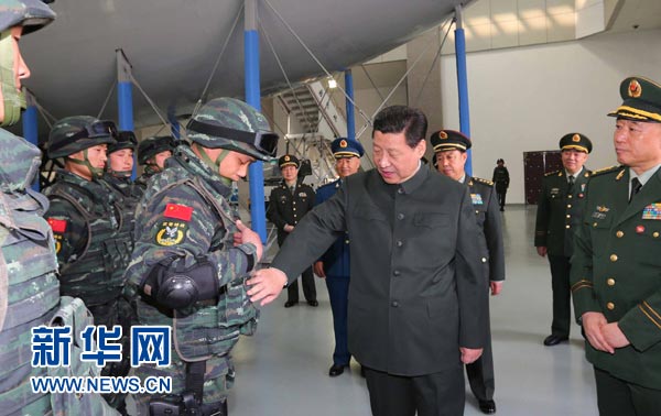 這是習(xí)近平同特戰(zhàn)隊(duì)員親切交談，詳細(xì)詢問他們的教學(xué)訓(xùn)練和生活情況。