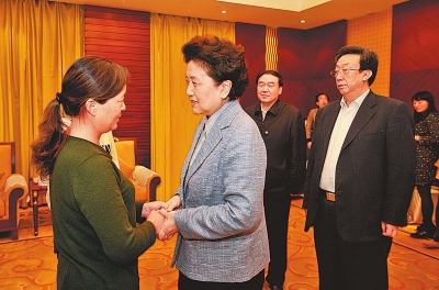  4月9日，中共中央政治局委員、國務院副總理劉延東在鄭州接見“踐行焦裕祿精神的好校長”張偉的家屬。
