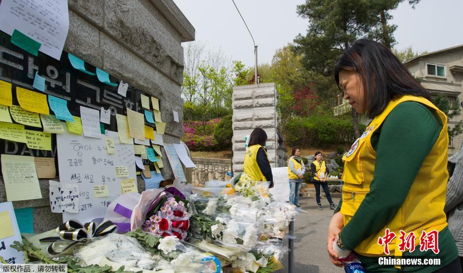 　當?shù)貢r間2014年4月21日，韓國安山，民眾持續(xù)為沉沒客輪失蹤乘客祈禱。