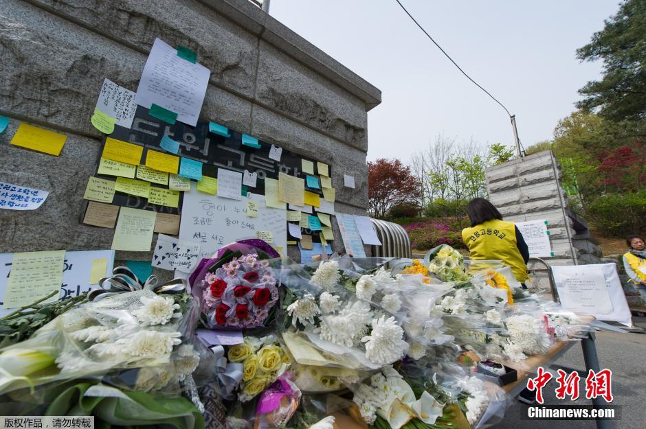 當?shù)貢r間2014年4月21日，韓國安山，民眾持續(xù)為沉沒客輪失蹤乘客祈禱。