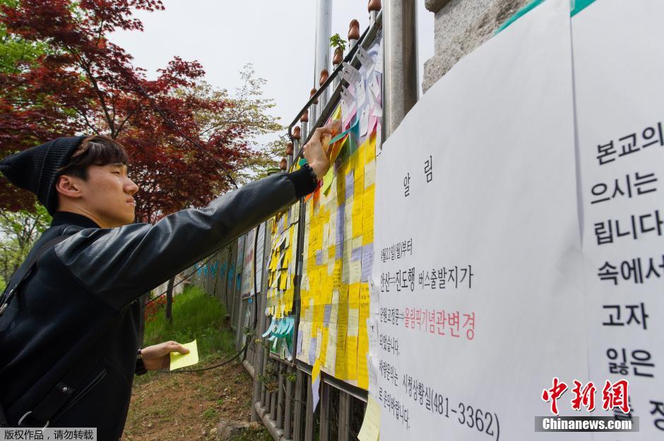 當?shù)貢r間2014年4月21日，韓國安山，民眾持續(xù)為沉沒客輪失蹤乘客祈禱。