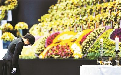 4月29日，韓國總統(tǒng)樸槿惠為“歲月”號沉沒客輪死難者默哀圖片/IC