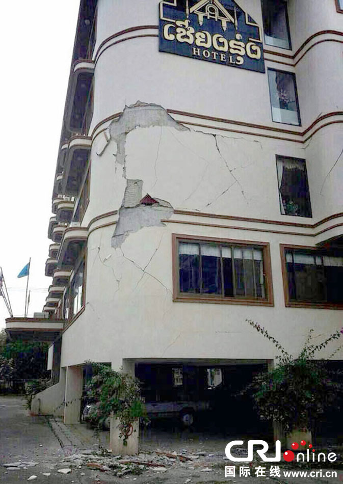 　當?shù)貢r間2014年5月5日，泰國清萊，一棟酒店大樓墻皮脫落。 圖片來源：東方IC