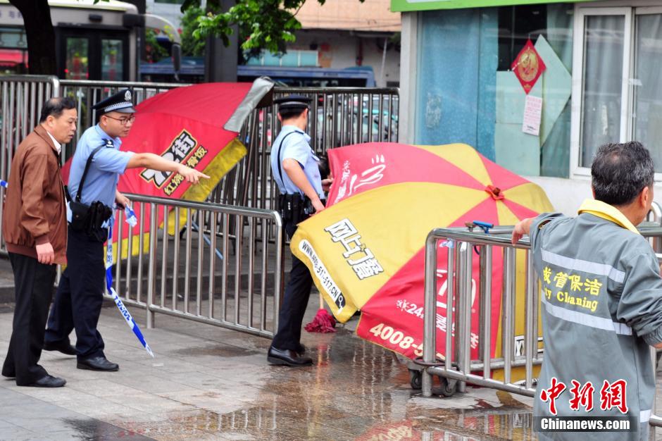 圖為警方在案發(fā)現(xiàn)場取證調(diào)查。