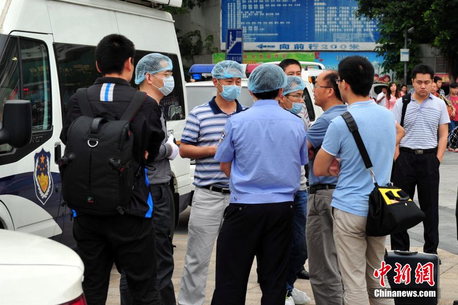 圖為警方在案發(fā)現(xiàn)場取證調(diào)查。