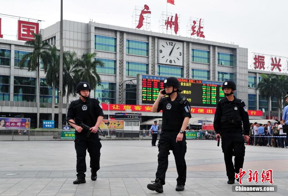 圖為廣州特警在案發(fā)現(xiàn)場戒備。